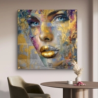 תמונת זכוכית מרובעת של דיוקן נשי עם מבט כחול ושפתיים זהובות בעיצוב אבסטרקטי יוקרתי