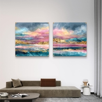 זוג תמונות זכוכית מרובעות בעיצוב אבסטרקטי עם שכבות צבע בגווני טורקיז, ורוד וזהב, בעיצוב יוקרתי לקיר הסלון.