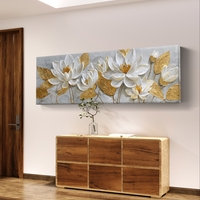 תמונת קנבס פנורמית עם פרחים לבנים ועלים מוזהבים על רקע בהיר בעיצוב אלגנטי ויוקרתי לבית