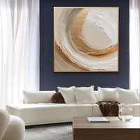 קנבס יוקרתי מינימליסטי עם שכבות חול וזהב, מראה אלגנטי ונקי לסלון