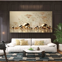 תמונת זכוכית יוקרתית עם כדורים מוזהבים וצמחייה עדינה על רקע שמנת