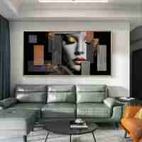 תמונת קנבס עם דיוקן נשי בשחור־אפור ואלמנטים גיאומטריים בגווני נחושת וזהב, בהדפסה חלקה ללא תבליט.