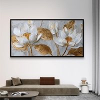 תמונת קנבס לרוחב עם פרחי לוטוס לבנים ועלים מוזהבים בעיצוב אלגנטי ורגוע לסלון