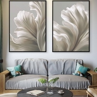 זוג תמונות קנבס בגווני שנהב רכים עם תנועה אלגנטית וזורמת מתוך קולקציית NEXTGEN BY BAR של תכשיט לבית.