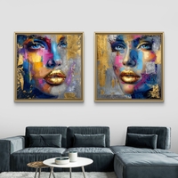 זוג תמונות קנבס מרובעות של דיוקן נשי צבעוני עם שפתיים מוזהבות, בהדפסה חלקה לעיצוב קיר מודרני ויוקרתי.