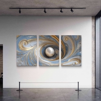 סט שלישייה של תמונות זכוכית אבסטרקטיות בגווני תכלת, לבן וזהב עם כדור מרכזי ועיצוב מודרני