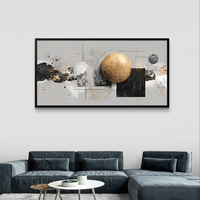 תמונת קנבס לרוחב בסגנון אבסטרקטי עם כדור זהב מרכזי וגווני שחור, אפור ולבן לעיצוב סלון מודרני ויוקרתי