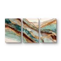 תמונת זכוכית מחולקת לשלושה חלקים בעיצוב שיש אבסטרקטי בגווני טורקיז, חום וזהב תלויה מעל שולחן אוכל מודרני.