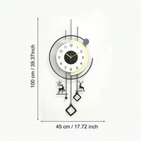 שעון קיר מעוצב בסגנון מודרני עם מסגרת עגולה, קווים גאומטריים, מטוטלות דקורטיביות ודמויות צבי בגווני שחור, לבן וזהב, תלוי על קיר בהיר בעיצוב יוקרתי.