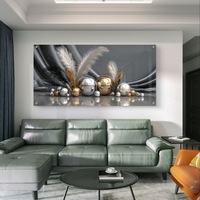 תמונת זכוכית לרוחב עם נוצות וכדורים בגווני זהב וכסף לעיצוב סלון יוקרתי