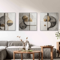 שלישיית תמונות קנבס גאומטריות בגווני אפור וזהב בעיצוב מודרני – מתוך קולקציית NEXTGEN BY BAR של תכשיט לבית.