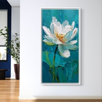 תמונת קנבס לאורך עם פרח לבן פתוח על רקע טורקיז בעיצוב אמנותי רגוע