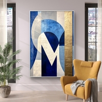 תמונת קנבס גאומטרית עם אות M מודגשת בגווני כחול כהה, שמנת וזהב, בסגנון מודרני-יוקרתי, מודפסת באיכות חלקה לבית מעוצב