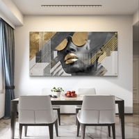 תמונת זכוכית עם פורטרט נשי בשחור-לבן וקווים גיאומטריים מוזהבים בהדפסה חלקה