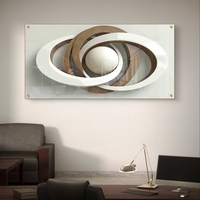 תמונת זכוכית לרוחב עם עיצוב אבסטרקטי של מעגלים חופפים וכדור מרכזי בגווני לבן וחום, בהדפסה חלקה