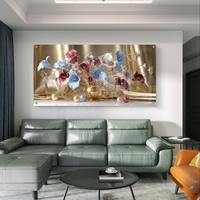 תמונת זכוכית לרוחב עם סידור פרחים מוזהב בגווני ורוד, כחול ולבן על רקע זהוב בהדפסה חלקה