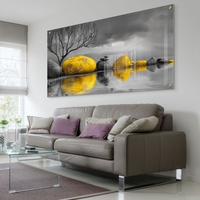 תמונת זכוכית רוחבית של אבנים מוזהבות מעל מים עם רקע אפור דרמטי – תכשיט לבית