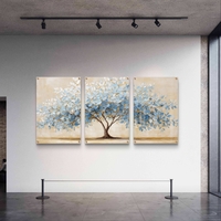 סט שלישייה של תמונות זכוכית עם עץ אבסטרקטי רחב בגווני תכלת, שמנת וזהב בעיצוב מודרני ורגוע