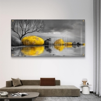 תמונת זכוכית רוחבית של אבנים מוזהבות מעל מים עם רקע אפור דרמטי – תכשיט לבית