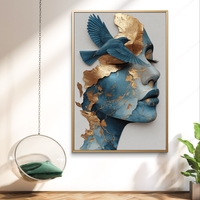 תמונת קנבס של דיוקן נשי בגווני כחול וזהב עם ציפור כחולה בהדפסה חלקה – תכשיט לבית