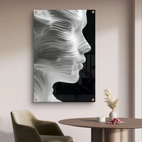 תמונת זכוכית בהדפסה חלקה של דיוקן נשי מופשט בפרופיל, עשוי שכבות גליות בגווני לבן, אפור ושחור.