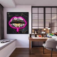 תמונת LED שפתיים פרחוניות על רקע שחור וזהב – הדפס משודרג עם מריחות צבע, מופעלת על סוללות עם שלט רחוק