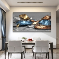 תמונת זכוכית לרוחב עם אבנים בגווני זהב וכחול ודמות אייל בעיצוב אבסטרקטי יוקרתי