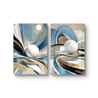 סט תמונות זכוכית זוג בעיצוב אבסטרקטי עם קווים זורמים בגווני כחול, תכלת וזהב וכדורים לבנים תלת מימדיים מעל ספה מודרנית.