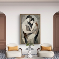 תמונת קנבס עם זוג דמויות מופשטות בחיבוק עדין בגווני שמנת, אפור וחום בעיצוב רגוע ואלגנטי