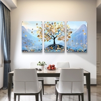 תמונת זכוכית שלישייה עם עץ ועלים בגווני תכלת וזהב על רקע הרים בעיצוב רגוע