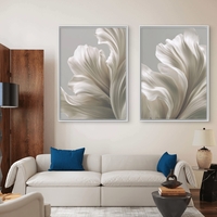 זוג תמונות קנבס בגווני שנהב רכים עם תנועה אלגנטית וזורמת מתוך קולקציית NEXTGEN BY BAR של תכשיט לבית.