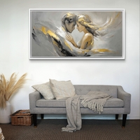 קנבס אהבה מודרני עם דמויות מחבקות בגווני אפור ושמנת והדגשות זהב יוקרתיות