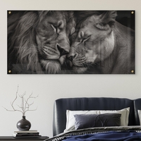 תמונת זכוכית לרוחב של זוג אריות עם ראשיהם צמודים ברגע אינטימי, בעיצוב מונוכרומטי יוקרתי – NEXTGEN BY BAR.