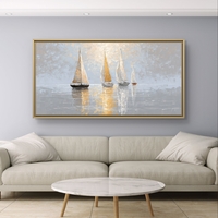 תמונת קנבס לרוחב עם סירות מפרש על ים שקט בגווני זהב, שמנת ואפור עם השתקפות עדינה במים