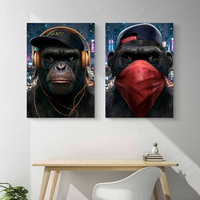 תמונת קנבס זוגית בסגנון אורבני של דמויות קופים עם אוזניות וכיסוי פנים, מסר של עוצמה, זהות וחופש