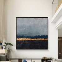 יצירת אמנות מופשטת בסגנון מודרני עם שמיים אפורים וקו זהב.