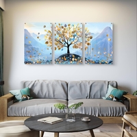 תמונת זכוכית שלישייה עם עץ ועלים בגווני תכלת וזהב על רקע הרים בעיצוב רגוע