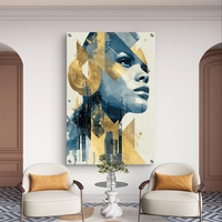 תמונת זכוכית עם דמות נשית בפרופיל, אלמנטים גאומטריים בגווני כחול וזהב ועיצוב מודרני ואלגנטי לקיר
