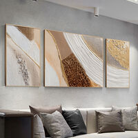 תמונת קנבס מחולקת בהדפסה חלקה בסגנון אבסטרקט בגווני קרם, חול וזהב, בעיצוב יוקרתי לקיר סלון.