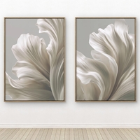 זוג תמונות קנבס בגווני שנהב רכים עם תנועה אלגנטית וזורמת מתוך קולקציית NEXTGEN BY BAR של תכשיט לבית.