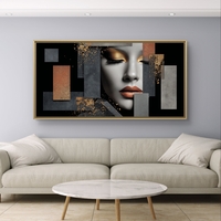 תמונת קנבס עם דיוקן נשי בשחור־אפור ואלמנטים גיאומטריים בגווני נחושת וזהב, בהדפסה חלקה ללא תבליט.