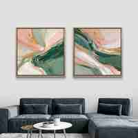 סט זוג תמונות קנבס מרובעות בעיצוב אבסטרקטי בגווני ירוק עמוק, ורוד פודרה ושמנת עם נגיעות זהב אלגנטיות, תלויות מעל ספה מודרנית.