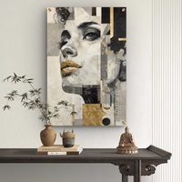 תמונת זכוכית בהדפסה חלקה של דיוקן נשי מודרני בגווני שחור, אפור ולבן עם נגיעות זהב יוקרתיות.