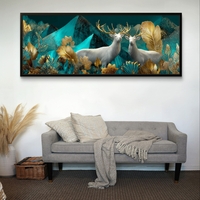 עיצוב קיר רחב עם איילים אציליים ונגיעות זהב מודפסות בהדפסה חלקה.