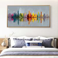 תמונת קנבס סקייליין עיר צבעונית עם השתקפות על מים על רקע אפור בסגנון ציורי