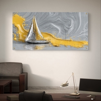 תמונת זכוכית מודרנית עם סירת מפרש כסופה וזרימות צבע זהב על רקע אפור, בעיצוב יוקרתי ובהדפסה חלקה ומבריקה.