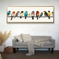 עיצוב קיר רחב עם ציפורים בגווני טורקיז, אדום וצהוב על רקע לבן נקי.