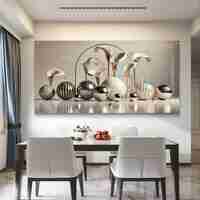 תמונת זכוכית יוקרתית עם פרחי קאלה וכדורים מטאליים בגווני זהב ורוז גולד