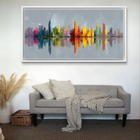 קנבס אורבני מודרני עם קו רקיע צבעוני והשתקפות נקייה, מתאים לקיר גדול בסלון