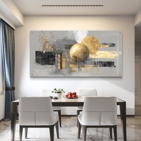 תמונת זכוכית לרוחב בעיצוב אבסטרקטי עם אלמנטים זהובים וגווני אפור מודרניים